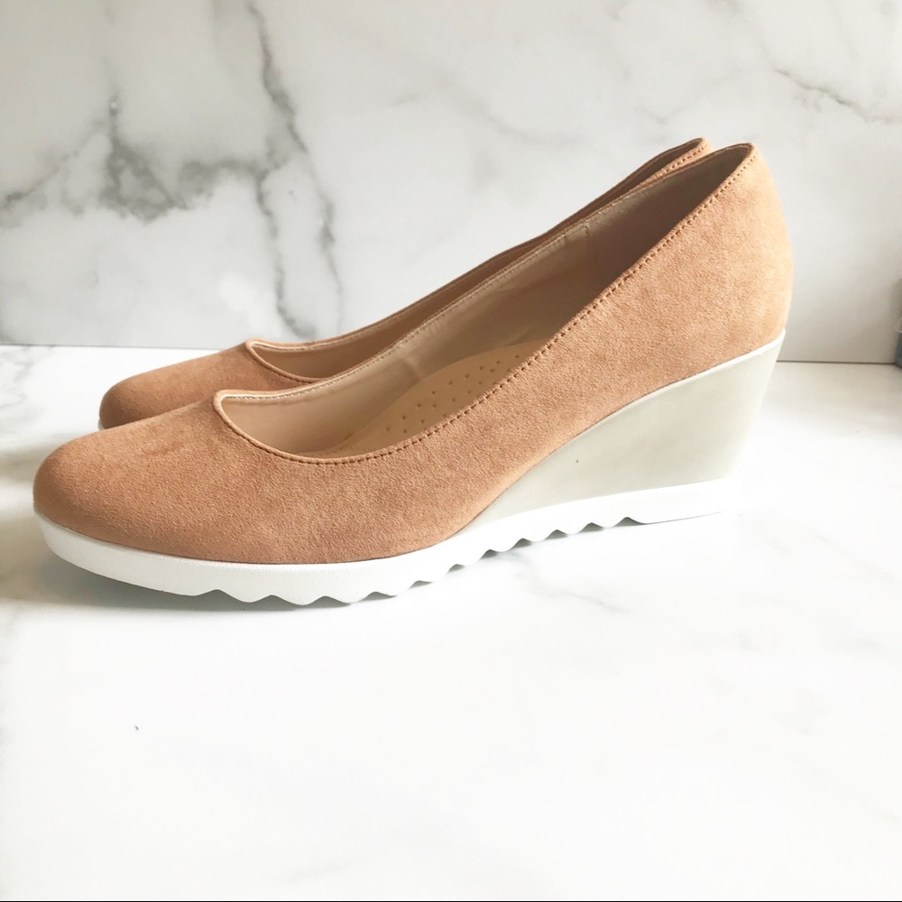 NWT Migato camel suede wedge shoe